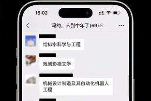 怎能不泪流满面？中场致敬环节结束后 韦德和热火全队拥抱致意